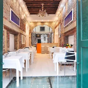 Al Mascaron Ridente Venecia